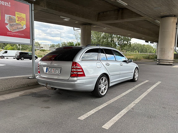 Mercedes-Benz C320 4 of 8