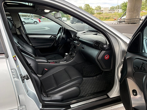 Mercedes-Benz C320 5 of 8