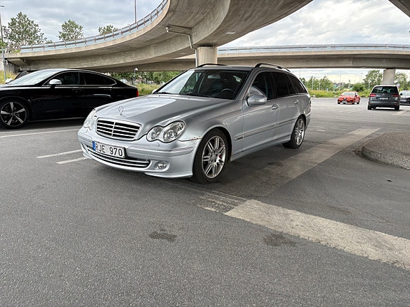 Mercedes-Benz C320 2 of 8