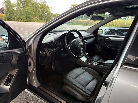 Mercedes-Benz C320 7 of 8
