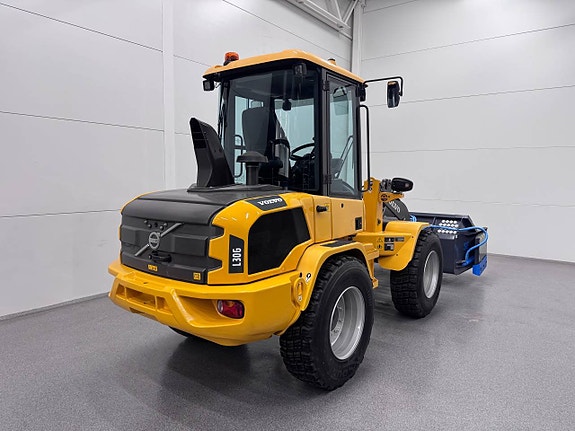 Volvo L30GS med redskap 2 of 6
