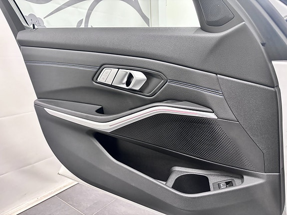 BMW 320d 12 of 15