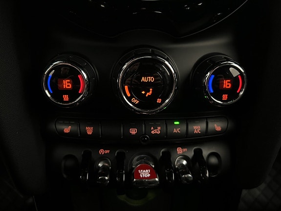MINI Cooper 13 of 21
