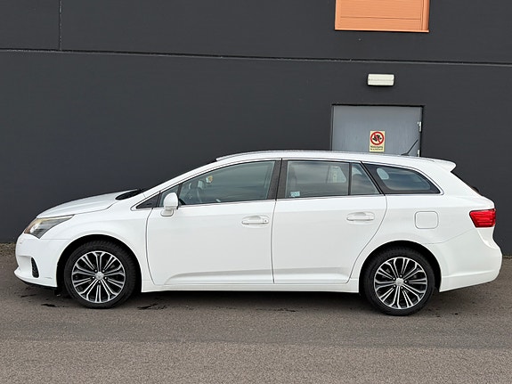 Toyota Avensis 2 of 6