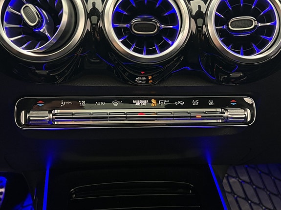 Mercedes-Benz GLB200 d 27 of 30