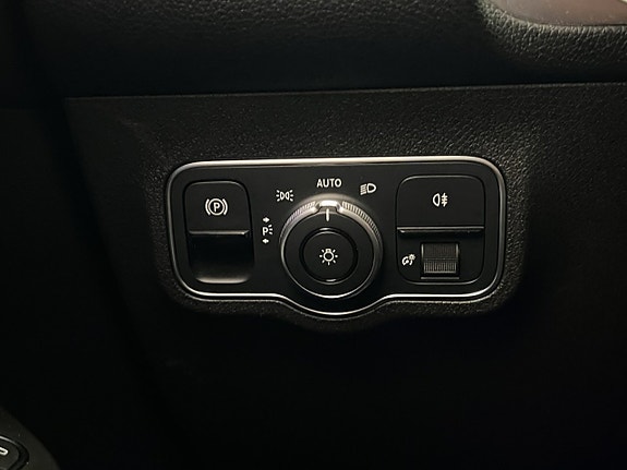 Mercedes-Benz GLB200 d 16 of 30