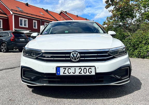 Volkswagen Passat 2 of 9