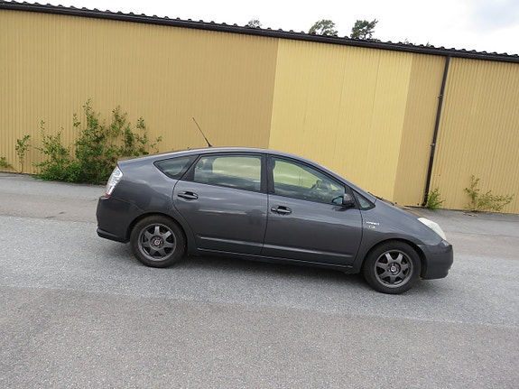 Toyota Prius 6 of 17