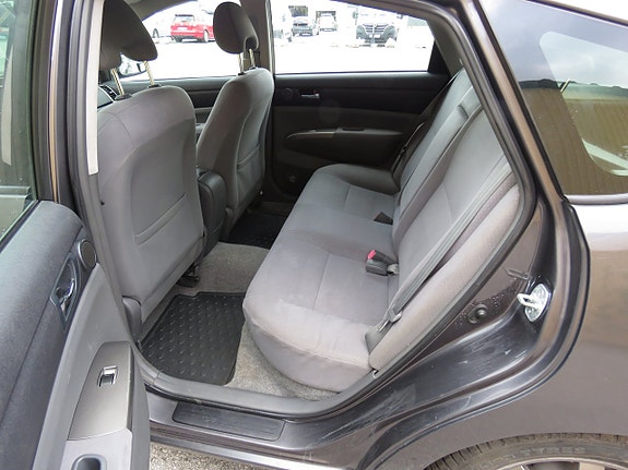 Toyota Prius 11 of 17