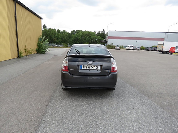 Toyota Prius 4 of 17