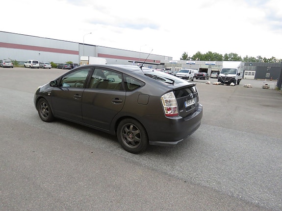 Toyota Prius 3 of 17