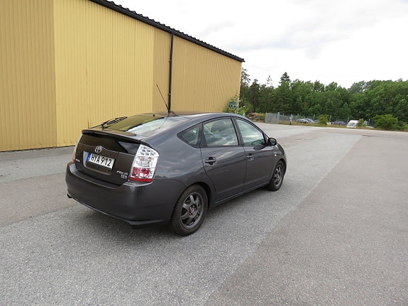 Toyota Prius 5 of 17