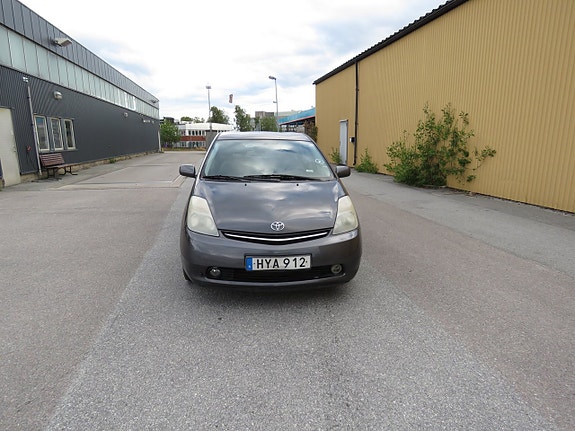 Toyota Prius 8 of 17