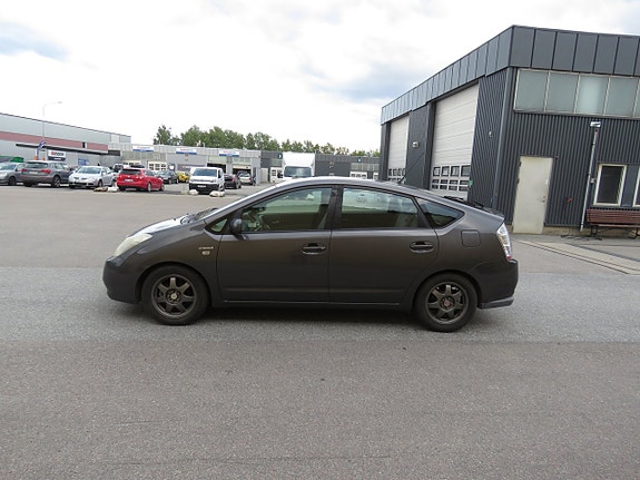 Toyota Prius 2 of 17
