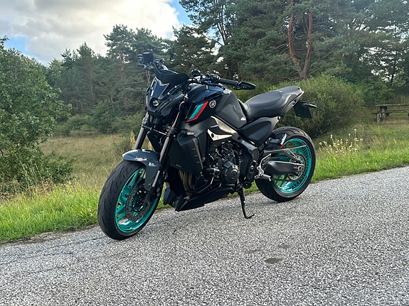Yamaha MT-09 2 of 3