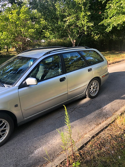 Volvo V40 2 of 6