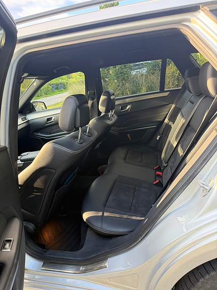 Mercedes-Benz E220 4 of 6