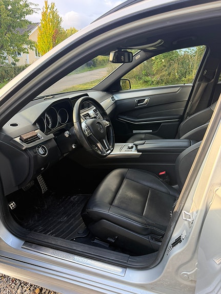 Mercedes-Benz E220 3 of 6