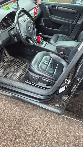 Volkswagen Passat 4 of 30