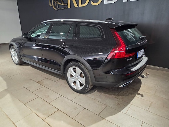 Volvo V60 Cross Country 3 of 15