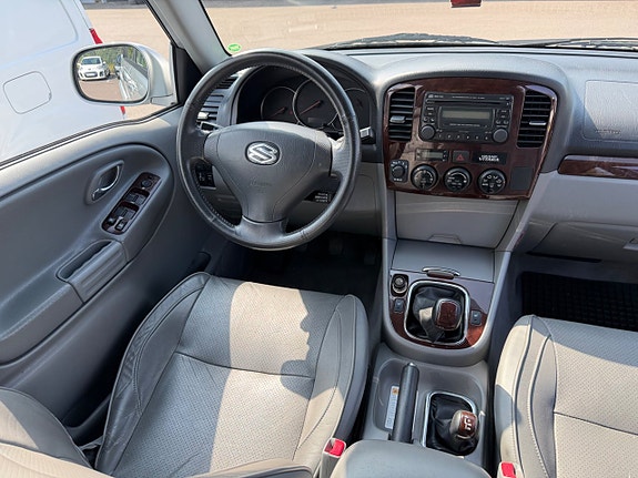 Suzuki Grand Vitara 5 of 9