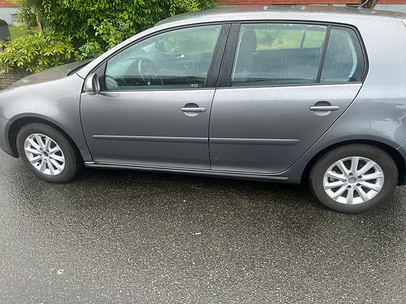 Volkswagen Golf V 2 of 9