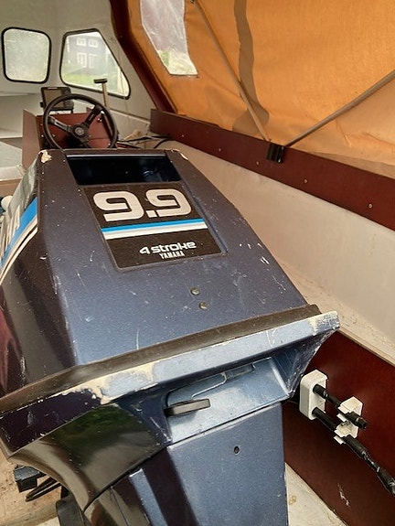 Kabinbåt med Yamaha 10hk 4-takt och ny Tiki trailer 2 of 3