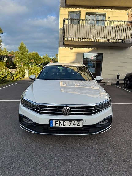 Volkswagen Passat 2 of 12