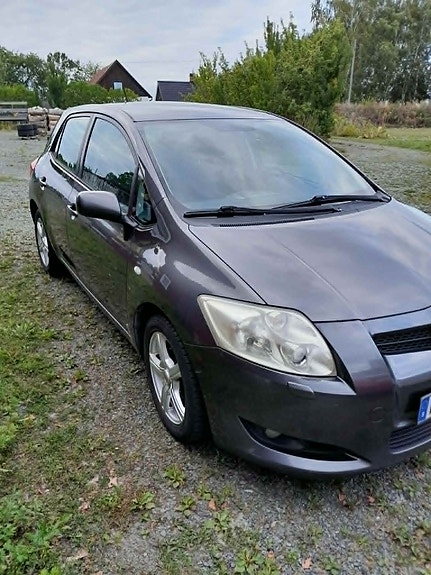 Toyota Auris 2 of 9