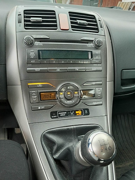 Toyota Auris 7 of 9