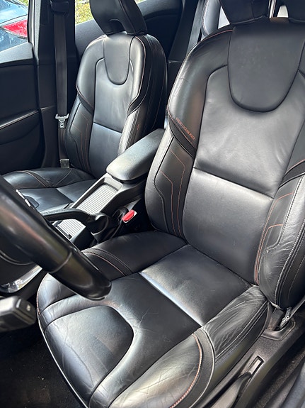 Volvo V40 Cross Country 2 of 8