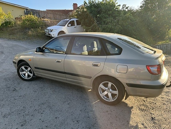 Hyundai Elantra 2 of 2