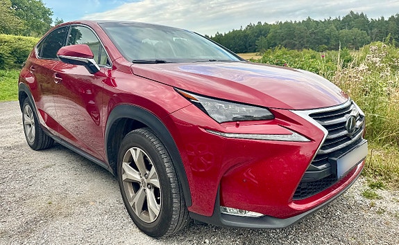 Lexus NX300h 2 of 4