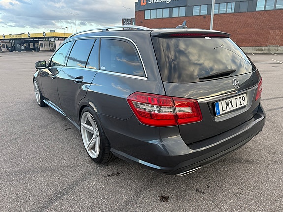 Mercedes-Benz E220 2 of 8