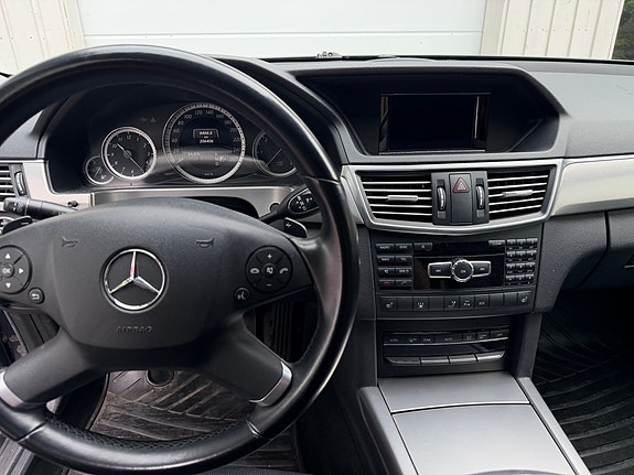 Mercedes-Benz E220 7 of 8