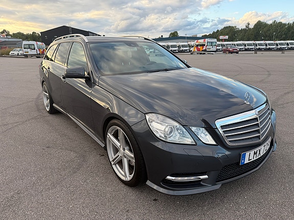 Mercedes-Benz E220 3 of 8