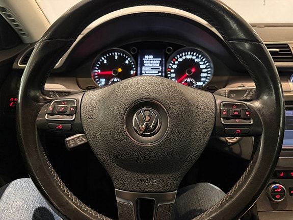 Volkswagen Passat 13 of 15