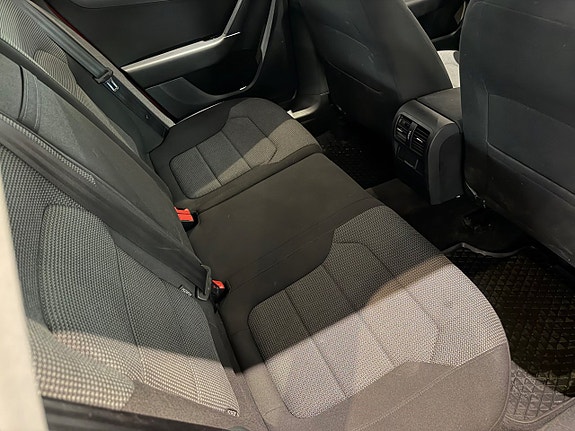 Volkswagen Passat 12 of 15