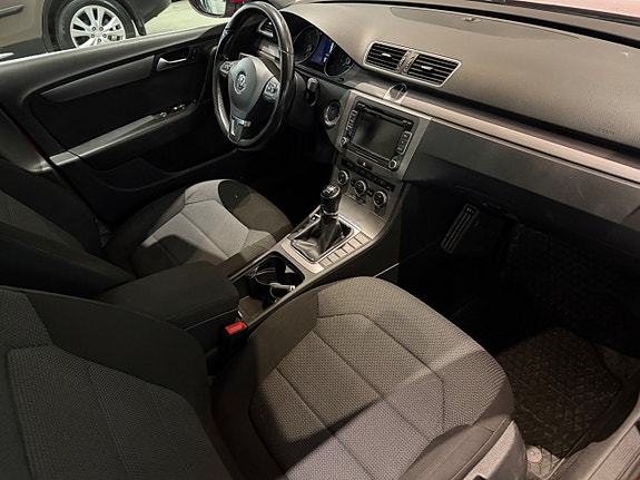 Volkswagen Passat 9 of 15