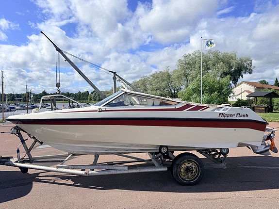 Flipper Flash - BMW Marine 165 hk + trailer 5 of 9