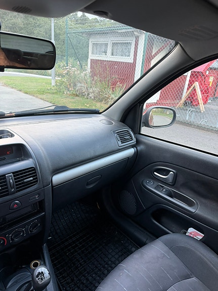 Renault Clio 18 of 18