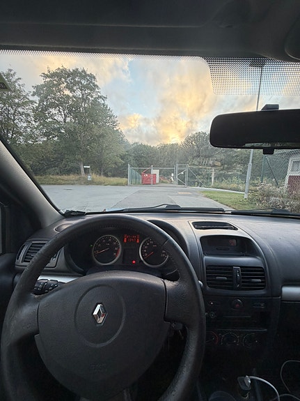 Renault Clio 17 of 18
