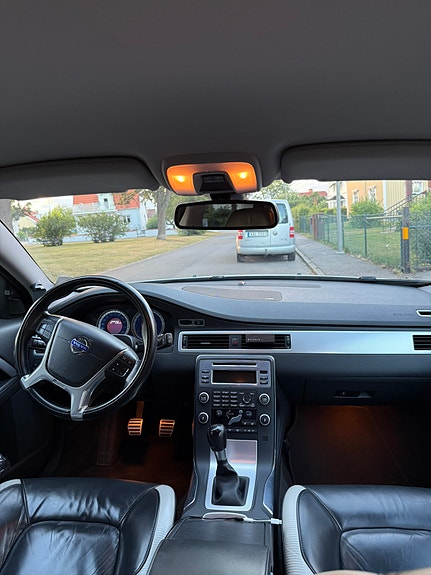 Volvo V70 13 of 16