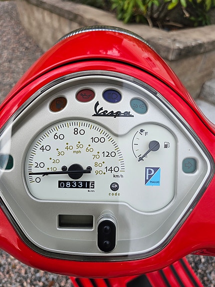 Piaggio Vespa LX125 3 of 5