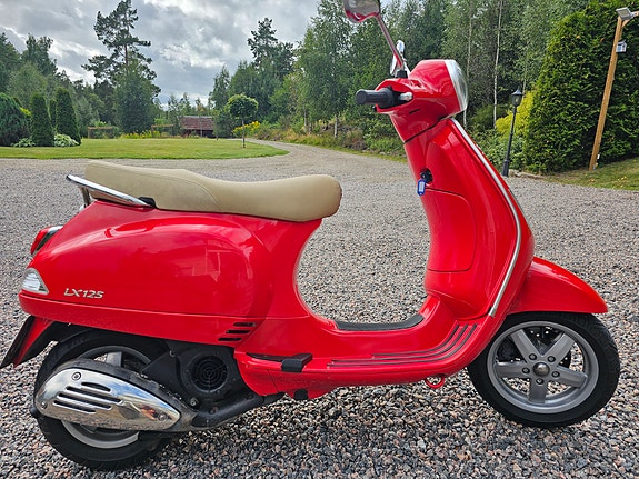 Piaggio Vespa LX125 2 of 5