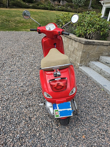 Piaggio Vespa LX125 4 of 5