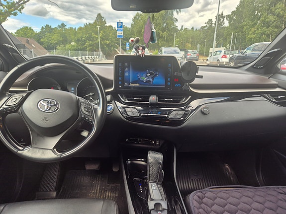 Toyota C-HR 3 of 4
