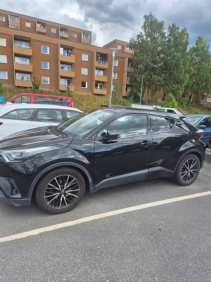 Toyota C-HR 2 of 4