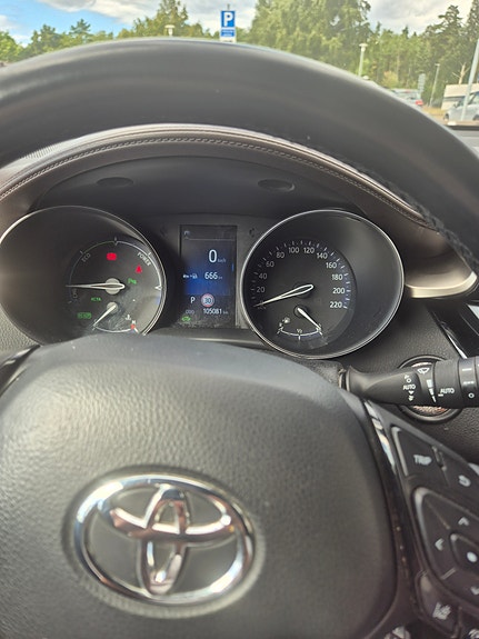 Toyota C-HR 4 of 4