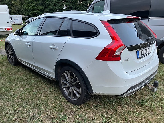 Volvo V60 Cross Country 4 of 11